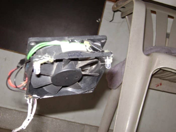 Fazendo uma “terceira mão de ajuda” para ajudar em trabalhos de solda 9 Consertando o Jack DC