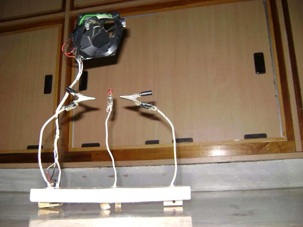 Fazendo uma “terceira mão de ajuda” para ajudar em trabalhos de solda 11 Consertando o Jack DC