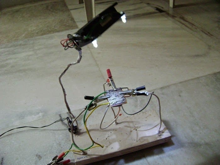 Fazendo uma “terceira mão de ajuda” para ajudar em trabalhos de solda 13 Consertando o Jack DC