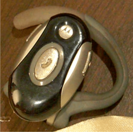 O que há dentro de um fone de ouvido Bluetooth 1 Abrindo um gadget de fone de ouvido Bluetooth