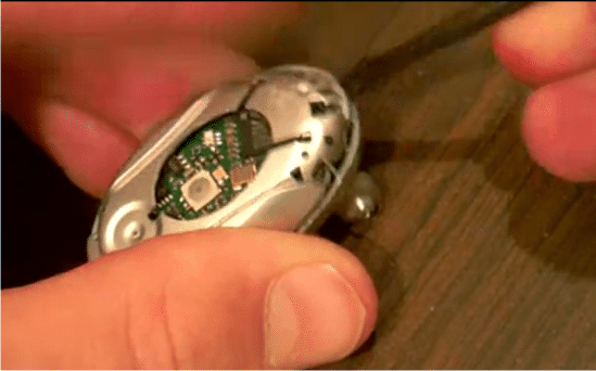 O que há dentro de um fone de ouvido Bluetooth 5 Abrindo um gadget de fone de ouvido Bluetooth