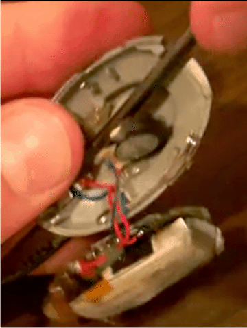 O que há dentro de um fone de ouvido Bluetooth 11 Tirando a montagem