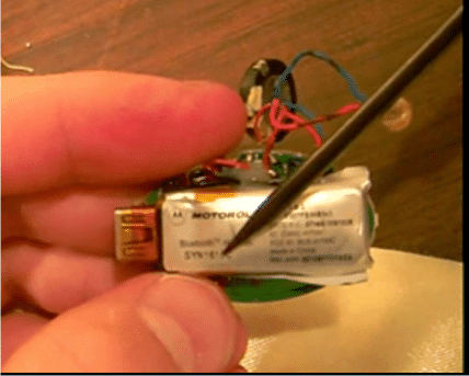 O que há dentro de um fone de ouvido Bluetooth 19 Identificando a bateria