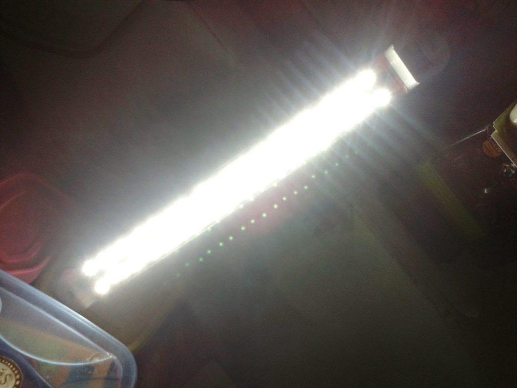 Testando o projeto de luz de corda de LED acima usando um único capacitor PPC: