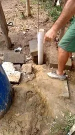 Furando poço com broca manual