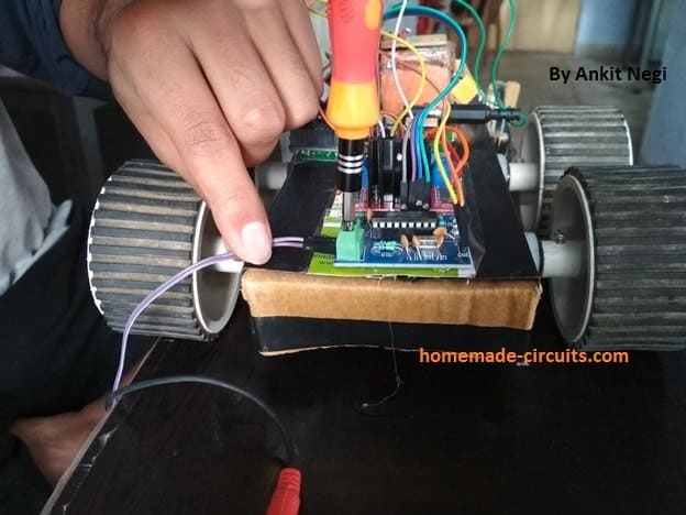 Carro robô controlado por telefone celular usando módulo DTMF 19 Imagens de protótipo do circuito de carro robô controlado por celular usando DTMF