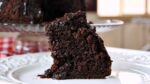 O MELHOR BOLO DE CHOCOLATE DO MUNDO | MOLHADINHO E MUITO CHOCOLATUDO | Menino Prendado