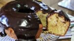 BOLO SIMPLES E FOFINHO COM CALDA DE CHOCOLATE | Menino Prendado