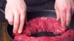 Forme um anel com dois lombo de carne e coloque-os dentro de uma massa.