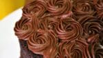 GANACHE EM PONTO DE BICO PARA RECHEIO E DECORAÇÃO DE BOLOS | Menino Prendado