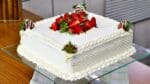 BOLO DE LEITE NINHO COM MORANGO DE ANIVERSÁRIO | COMO MONTAR E DECORAR | Menino Prendado