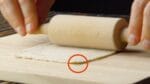 Enrole o pão fino como papel – Isso é só o com…