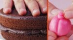Cerque o bolo com barrinhas de chocolate. O resultado te deixará de queixo caído.
