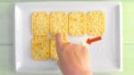 Cole 8 biscoitos salgados com maionese sobre o prato. 6 ovos comple…