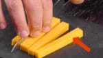 Corte o queijo em 4 pedaços compridos antes do toque…