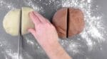 Enrole 4 camadas de massa num tabuleiro de pão e surpreenda-se com o resultado.