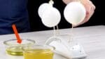 Mergulhe balões em óleo e gelatina. Depois, use um pincel. Isto ficará uma loucura!