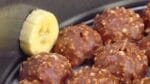 Parta 10 Ferrero Rocher ao meio e coloque-os num tabuleiro com 11 rodelas de banana!