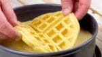 Pressione 3 waffles na massa. Por quê?…