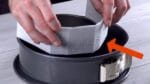 Se você colocar 1 pedaço de papelão entre 2 formas de bolo, algo incrível acontece.