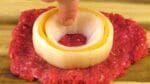 Coloque 4 fatias de queijo entre 2 rodelas de cebola. Vai ser o maior sucesso!