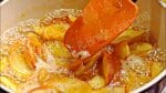 MAÇA CARAMELIZADA EM CALDA SIMPLES E FÁCIL DE FAZER.  #pascoanicia #receitasnicia