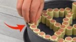 Corte 6 salsichas e empilhe-as ASSIM na assadeira de bolo. Isso fica tão legal!