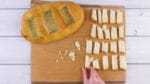 Ele pega um pedaço de pão e corta três retângulos. O que acontece a seguir? Mmmm!
