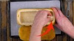Ele tira ISTO do pão para depois recheá-lo com ISTO. Genial e mega gostoso!
