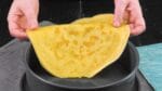 Coloque os crepes no tabuleiro e comece a fazer as camadas. Que delícia!