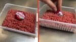 Cubra 5 queijinhos Babybel com carne moída. Espere até ver o que acontece depois.