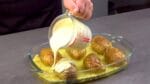 Despeje o molho sobre todas as 6 batatas e leve ao forno. Isto ficará grandioso!