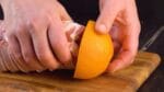 Ele usa as 2 metades da laranja para isto. Eu jamais teria tido esta ideia. Genial!