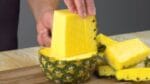 Corte esta fruta tropical desta maneira e adicione o frango.