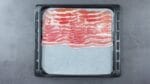 Coloque 20 fatias de bacon em uma assadeira. Após 15 minutos no fogo, tudo fica mais crocante!