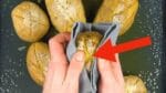 Ele faz um X em 10 batatas. 45 minutos depois o resultado é maravilhoso