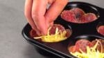 O salame cobre o tabuleiro de muffin. Com mais dois ingredientes esta receita é sucesso!