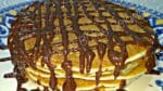PANQUECAS DOCE DE TAPIOCA COM COBERTURA DE CHOCOLATE.