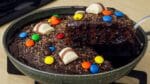 BOLO DE CHOCOLATE MOLHADINHO COM BASTANTE COBERTURA | FÁCIL E SEM FORNO | Gabriel Freitas