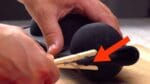 Dobre o molde e fixe-o com 4 prendedores de roupa