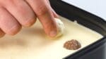 O bombom escuro na foto é Ferrero Rocher – O restante vai te surpreender!