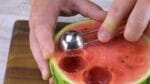 Retire o interior de 1/2 melancia e “risque” o leite congelado. Isso fica delicioso!