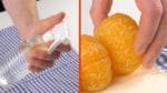 Umedeça um pano de prato e enrole as cinco tangerinas.