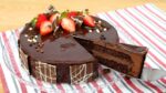 BOLO MOUSSE DE CHOCOLATE COM GLAÇAGEM DE CHOCOLATE | CAKEPEDIA