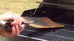 Por isso ele grelhou antes a tábua de madeira: depois, começou o festival da carne!