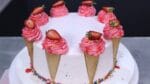 SUNDAE CAKE COM CHANTININHO DE MORANGO