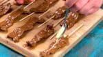 Veja o que está por baixo do chocolate! É incrivelmente bom