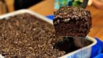 FEITO SEM LIQUIDIFICADOR E SEM BATEDEIRA | BOLO DE CHOCOLATE SIMPLES E FÁCIL