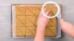 Corte as 2 camadas de massa em 24 triângulos e mergulhe-os no chocolate