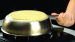 Fazer crepe com a frigideira virada de cabeça para baixo? Interessante!
